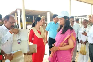 जिलाधिकारी माला श्रीवास्तव ने महराजगंज की अस्थाई गौशाला हरदोई का किया औचक निरीक्षण 